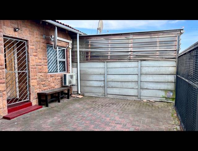 2 BEDROOM HOUSE FOR SALE IN SILVERTOWN